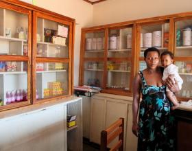 Source - Rui Pires.  Description - Mother and child in pharmacy.